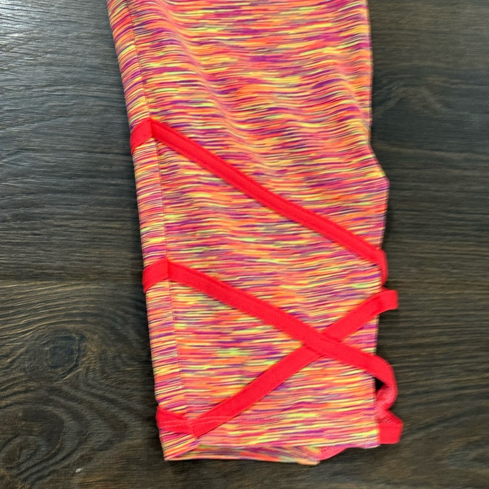 VOGO Athletica Vibrant Pink Capri Leggings - Picture 3 of 6